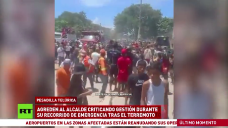 Agreden a alcalde colombiano durante un recorrido de emergencia tras el terremoto
