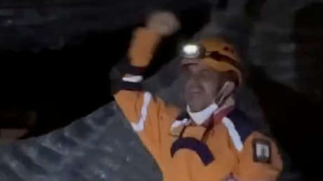 VIDEO EMOTIVO: Rescatistas entonan el himno de su ciudad tras sismo en Colombia