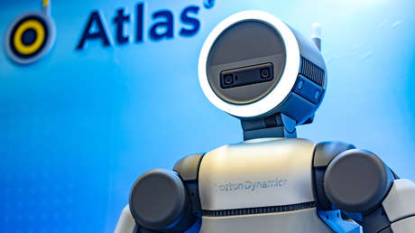 Robot humanoide aprende a cambiarse su propia batería y sigue trabajando sin parar