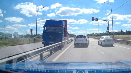 VIDEO: Un cruce peatonal con semáforo casi termina en escenario de tragedia