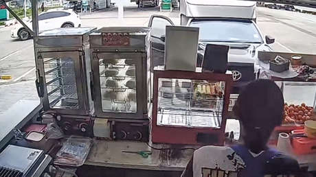 El descuido de un conductor arruina un puesto ambulante en segundos (VIDEO)
