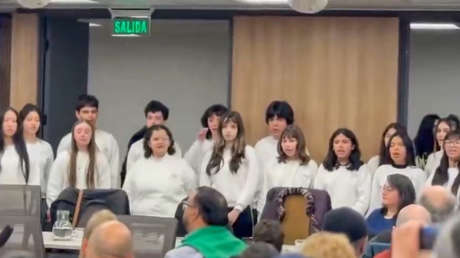VIDEO: Coro de niños protagoniza una original protesta en el Congreso argentino