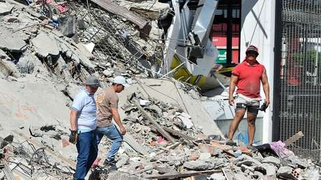 Solidario rescatista ayuda a víctimas del terremoto y luego descubre que le robaron su moto