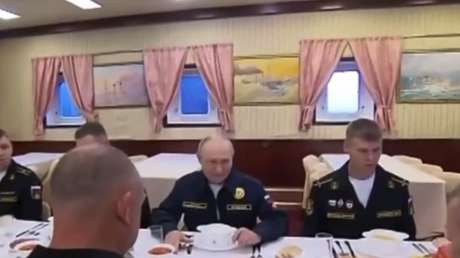 "Los fuertes deben comer bien":  Putin almuerza con marinos rusos (VIDEO)