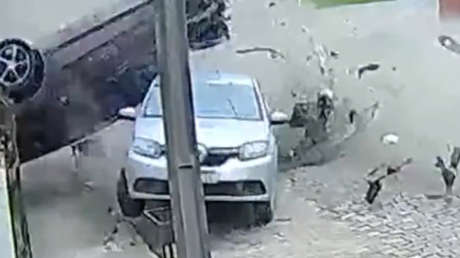 VIDEO: Auto embiste dos coches en una violenta colisión en Brasil