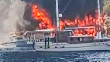 Terroríficas imágenes muestran a pasajeros saltando al mar desde una embarcación en llamas (VIDEO)