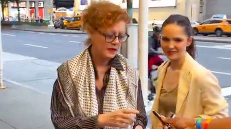 Ganadora de premio Oscar pasea por Nueva York con una kufiya palestina (VIDEO)