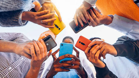 ¿No puedes soltar el celular?: podría ser nomofobia