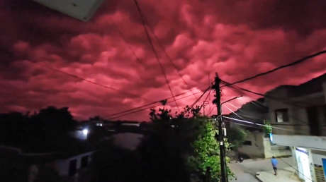 VIDEO: Un inquietante cielo rojo cubre un municipio colombiano a días del terremoto