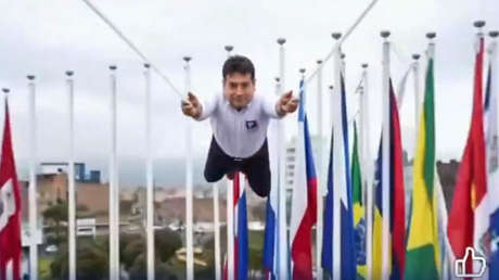 VIDEO: Alcalde se convierte en 'Spiderman' para mostrar sus logros de gestión