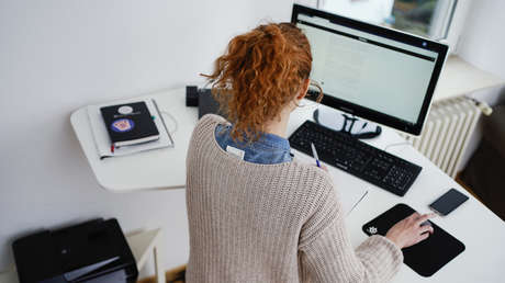 ¿Estar de pie en el trabajo es mejor que estar sentado?: esto dice la ciencia
