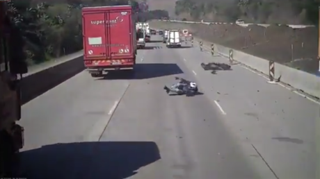 Intenta adelantar por la derecha y recibe una dura lección (VIDEO)
