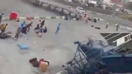VIDEO: Personas caen al mar durante el sismo en Indonesia al colapsar un puente de embarque