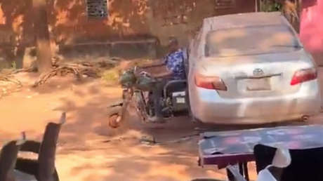 VIDEO: Inventa el método más extraño para mover un coche