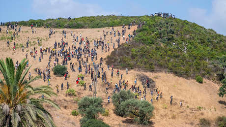 Inmigrantes organizan combates de lucha libre en una playa de Ceuta (VIDEO)