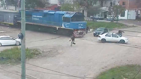 Huyen 'in extremis' de un auto embestido por un tren a toda marcha (VIDEO)