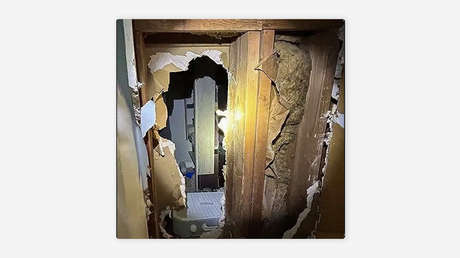 Irrumpe en vivienda vecina a través de agujero en la pared y agrede a adolescente