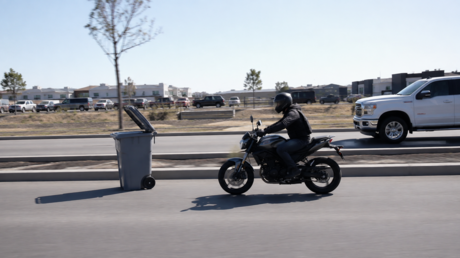 Aparece un bote de basura en plena carretera y le pasa esto a un motociclista (VIDEO)