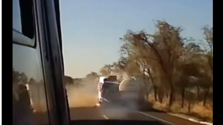 VIDEO: Un auto invade el carril contrario y provoca una colisión que termina en explosión