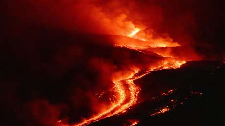 IMPRESIONANTES IMÁGENES: Nueva boca efusiva en el Etna desencadena un río de lava
