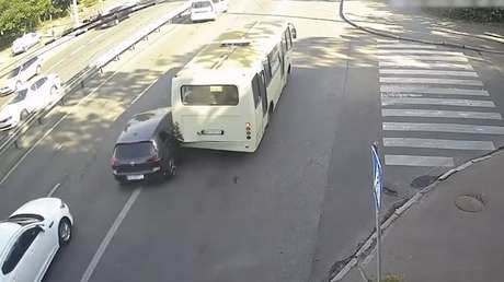 Fatal accidente: Conductor se estrella contra un minibús y una parada en Ucrania (VIDEO)