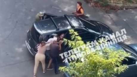 VIDEO: Transeúntes armados con un palo y una escoba salvan a un hombre de los reclutadores de Zelenski