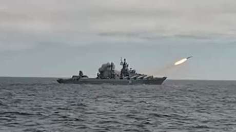 Buques de guerra y un submarino nuclear rusos atacan con misiles a un enemigo simulado (VIDEO)