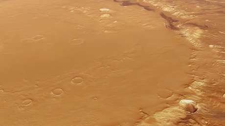 VIDEO:  Un sobrevuelo a un inmenso cráter marciano revive uno de los viejos mitos del planeta rojo