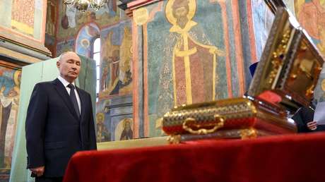 VIDEOS: Putin visita la catedral del Kremlin donde hallaron reliquias de un legendario príncipe guerrero