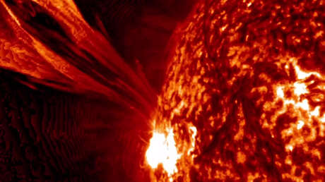 El Sol desata una colosal llamarada y 'lluvia' de plasma (VIDEO)