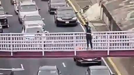 Rescate al borde del vacío: policías evitan que un joven salte de un puente (VIDEO)