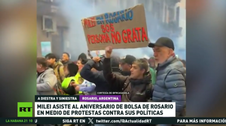 Milei asiste al aniversario de la Bolsa de Rosario en medio de protestas contra sus políticas