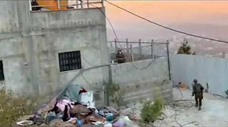 IMÁGENES INDIGNANTES: Soldados israelíes arrojan pertenencias de hogares palestinos a la calle