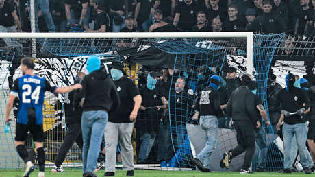 Invasión de cancha: fuerte batalla campal en un partido del fútbol alemán termina con decenas de policías heridos (VIDEOS)