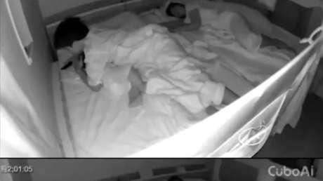VIDEO: Padre reacciona en segundos y protege a su bebé durante un sismo que los sorprendió durmiendo