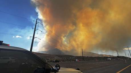 Un voraz incendio en Nevada amenaza cientos de casas y deja apagones (VIDEO)