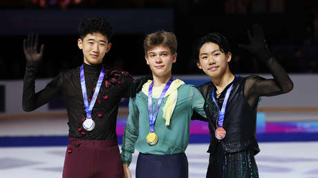 VIDEO: El conmovedor gesto de dos patinadores con un campeón ruso obligado a competir sin bandera