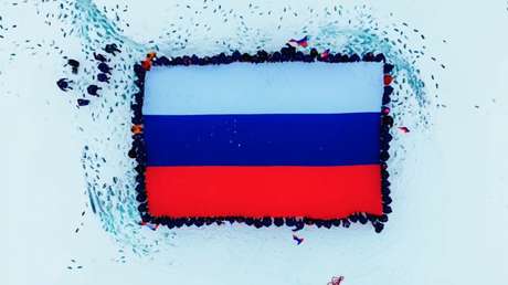 Rusia lleva su bandera al Polo Norte en una ceremonia a bordo de un rompehielos nuclear (VIDEO)
