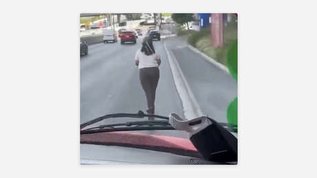 "¡A la banqueta!": mujer en 'scooter' se apodera de la carretera (VIDEO)