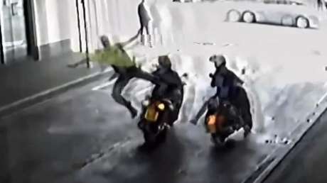 VIDEO: Brasileño impide robo de una moto con una 'patada voladora'
