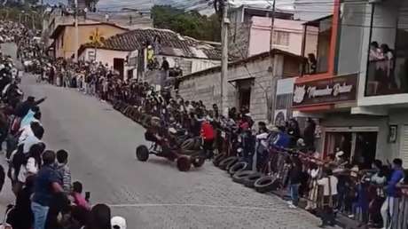VIDEOS: Violento choque en competencia de carritos de madera casi termina en tragedia