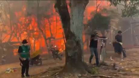 VIDEO: Terror en un parque infantil tras la llegada repentina de gigantescas llamas de fuego