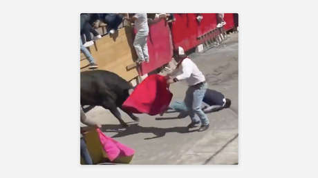 FUERTE VIDEO: Un toro embiste brutalmente a un hombre durante una tradicional fiesta en México