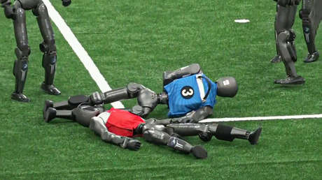 VIDEOS: Fútbol robot con 'lesiones', choques y jugadores en el piso