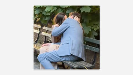 Abogado casado pierde su puesto tras beso viral con colega junior (VIDEO)