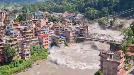 Apocalíptica crecida desde un río arrastra puentes y todo a su paso (VIDEOS)
