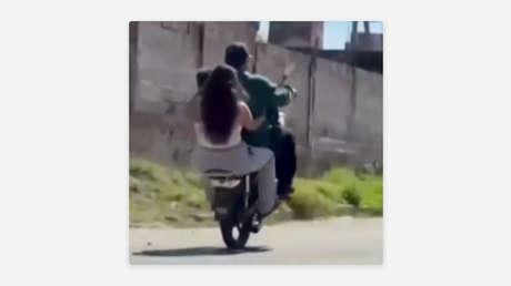 Motociclista presume peligrosas acrobacias con un bebé y una mujer a bordo (VIDEO)