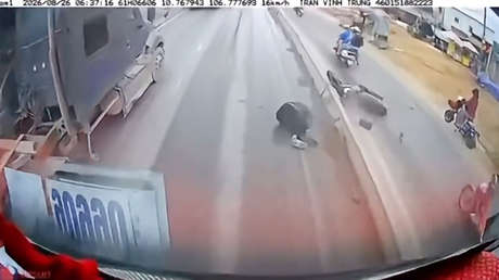 FUERTE VIDEO: Iba al trabajo y murió arrollado tras perder el control de su motocicleta