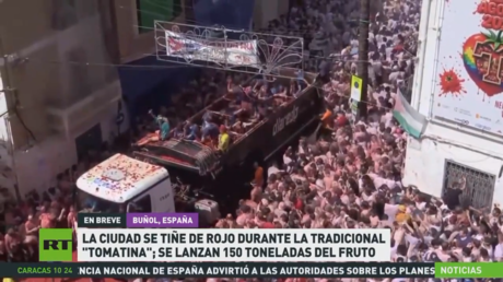 La ciudad española se tiñe de rojo durante la tradicional 'Tomatina'; se lanzan 150 toneladas del fruto