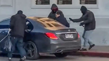 Videoaficionado graba escena de película del robo a un banco a plena luz del día (VIDEO)